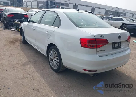 2015 Volkswagen Jetta 1.8T Se z USA, uszkodzony, nr VIN 3VWD07AJ2FM212449